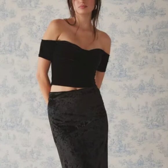 🖤 NWT Kimchi Blue Esme Velvet Off-Shoulder Sweetheart Crop Top | M (fits S-M) - Picture 1 of 7